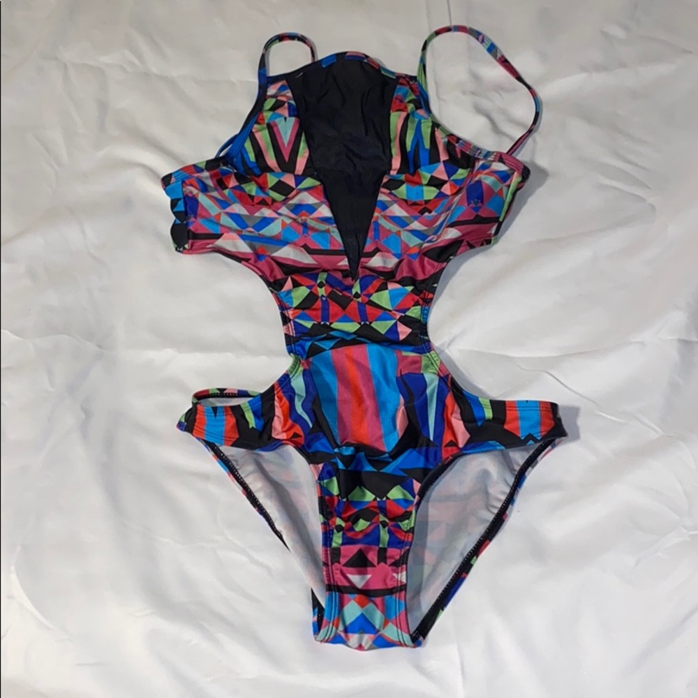 Small Geometric monokini